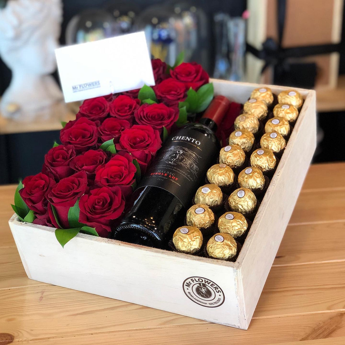 Caja de madera con rosas Importadas, Vino y Bombones Ferrero Rocher – Bloom  Store Dilafrae SRL, image size:1200x1199